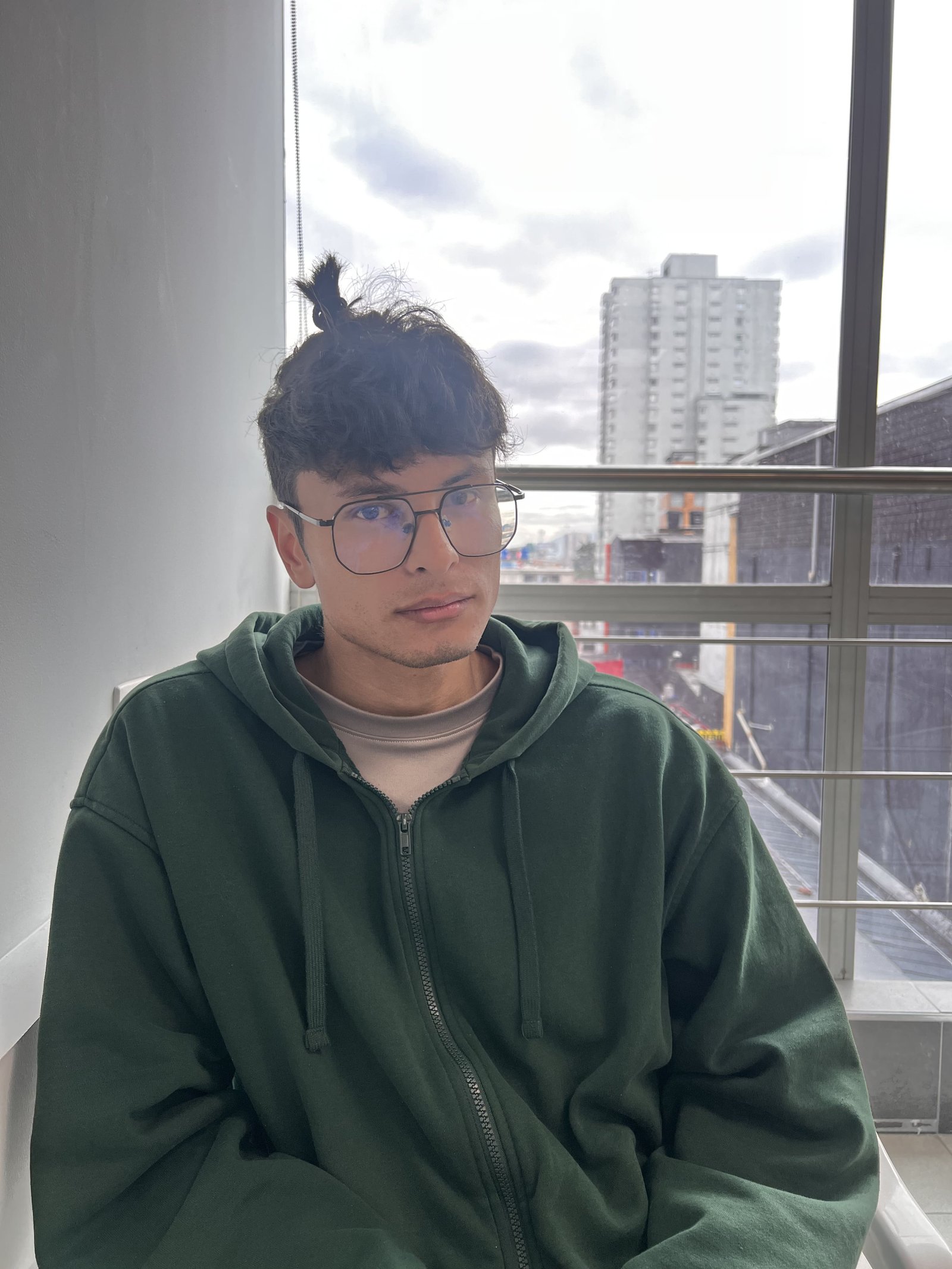 Fotografía de retrato oficial de Andrés Sandoval